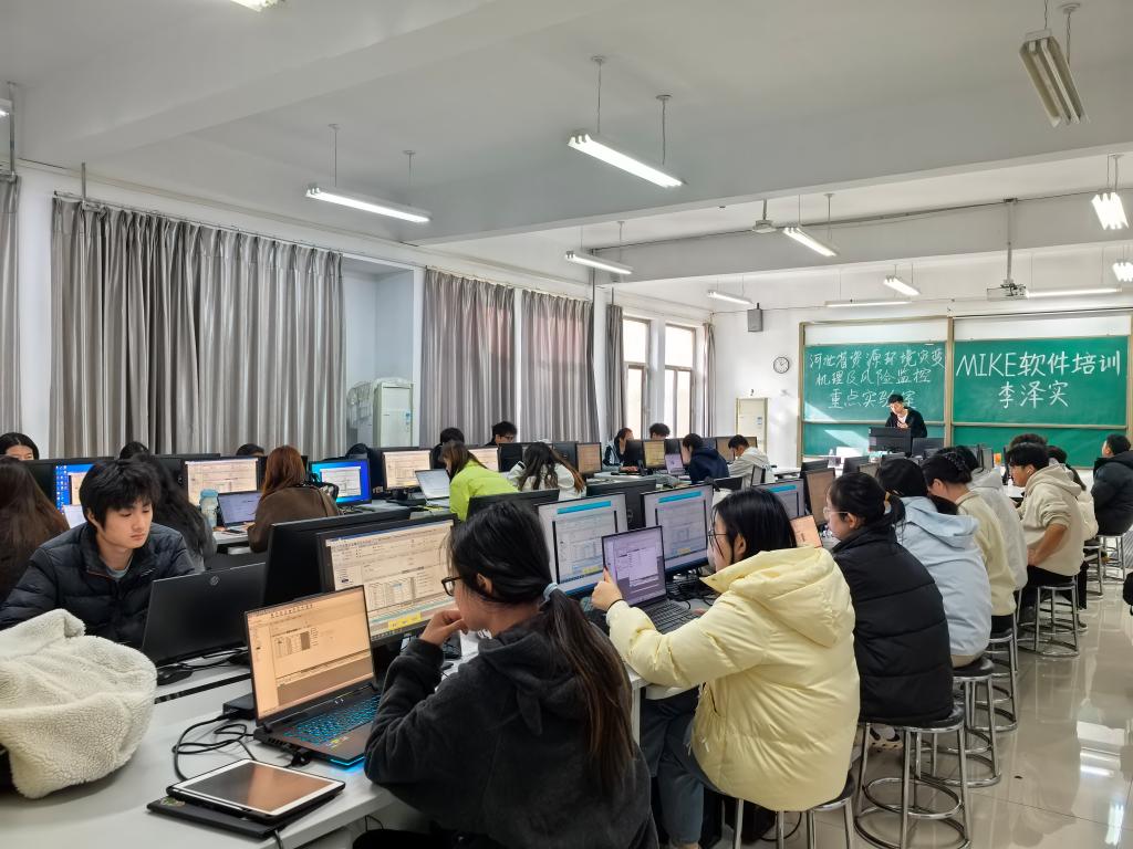 丹華水利專家李澤實(shí)來(lái)校授課，MIKE軟件培訓(xùn)助力水利環(huán)境技術(shù)創(chuàng)新